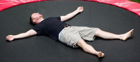 Soulager les muscles des cuisses après une séance d'entraînement sur un trampoline carrefour